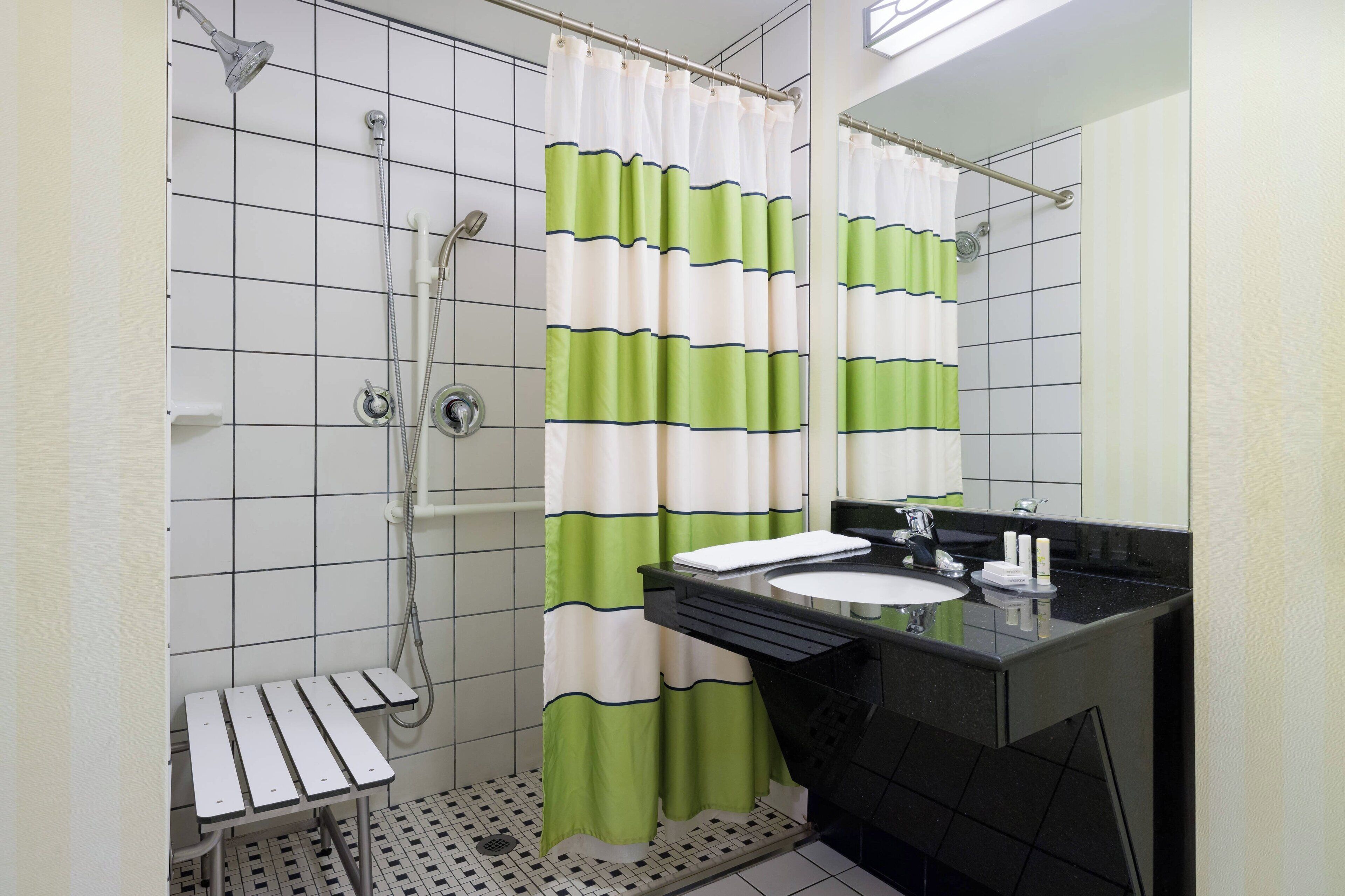 combined shower/bathtub, hair dryer, towels