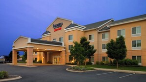 A Fairfield Inn & Suites by Marriott hotel with a covered entrance, multiple floors, and a parking lot.