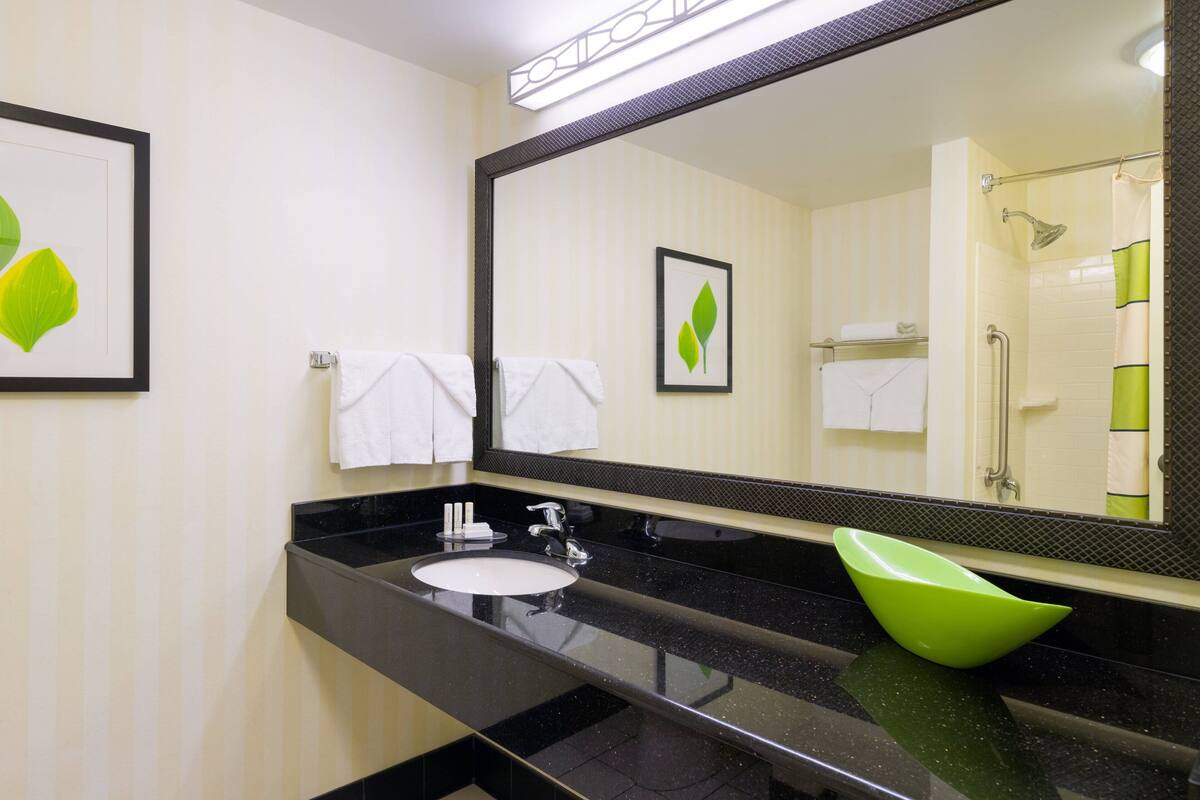 combined shower/bathtub, hair dryer, towels