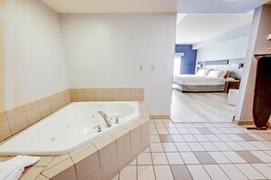 高級寝具、ピロートップベッド、セーフティボックス (室内)、デスク
