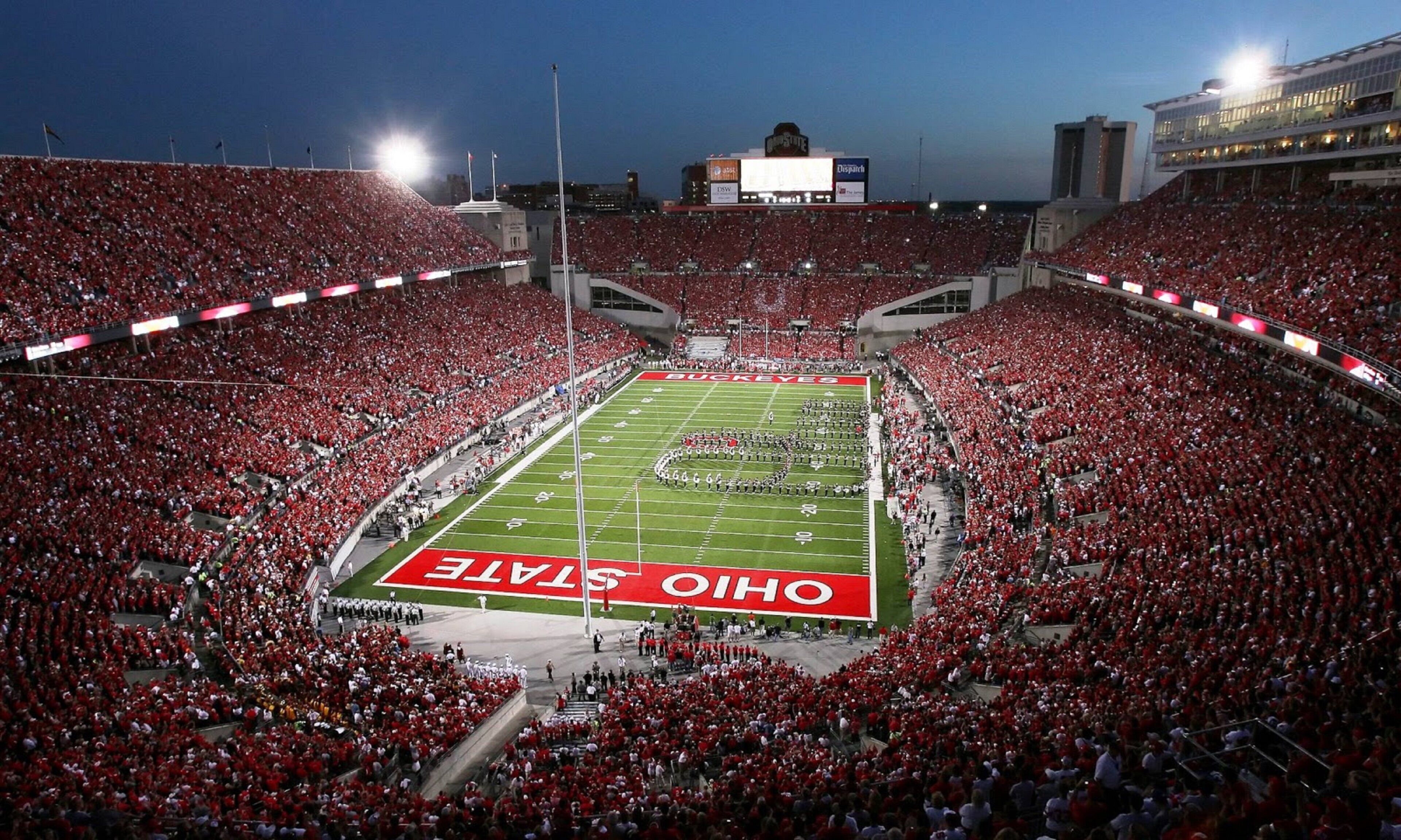 Ein großes Stadion voller Zuschauer, mit einem Fußballfeld mit 'OHIO STATE'-Branding.