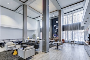 Free buffet breakfast - Holiday Inn Express Hotel & Suites Columbus Univ Area - Osu by IHG (Columbus)