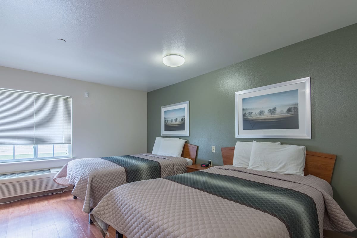 Mörkläggningsgardiner, gratis wi-fi, sängkläder och väckarklockor