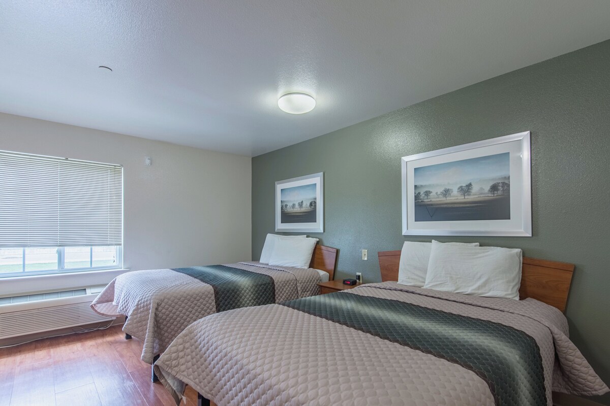 Blackout curtains, free WiFi, alarm clocks, bed sheets