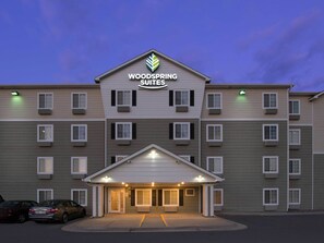 A multi-story hotel with a prominent "Woodspring Suites" sign. - WoodSpring Suites Council Bluffs (Council Bluffs)