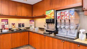 Een ontbijtbalk met een koffieapparaat, een cornflakesautomaat en diverse ontbijtartikelen.