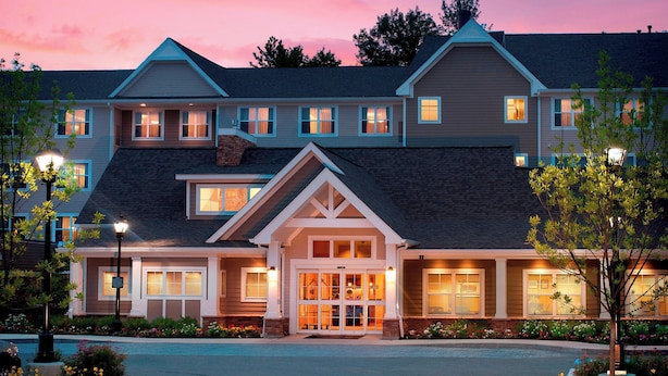 A two-story hotel with a central entrance, multiple windows, and a landscaped front yard. - Residence Inn by Marriott, North Conway (North Conway)