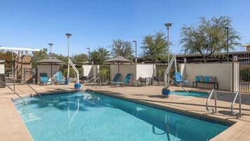 Piscine extérieure, parasols de plage, chaises longues