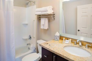 Combined shower/tub, free toiletries, hair dryer, towels
