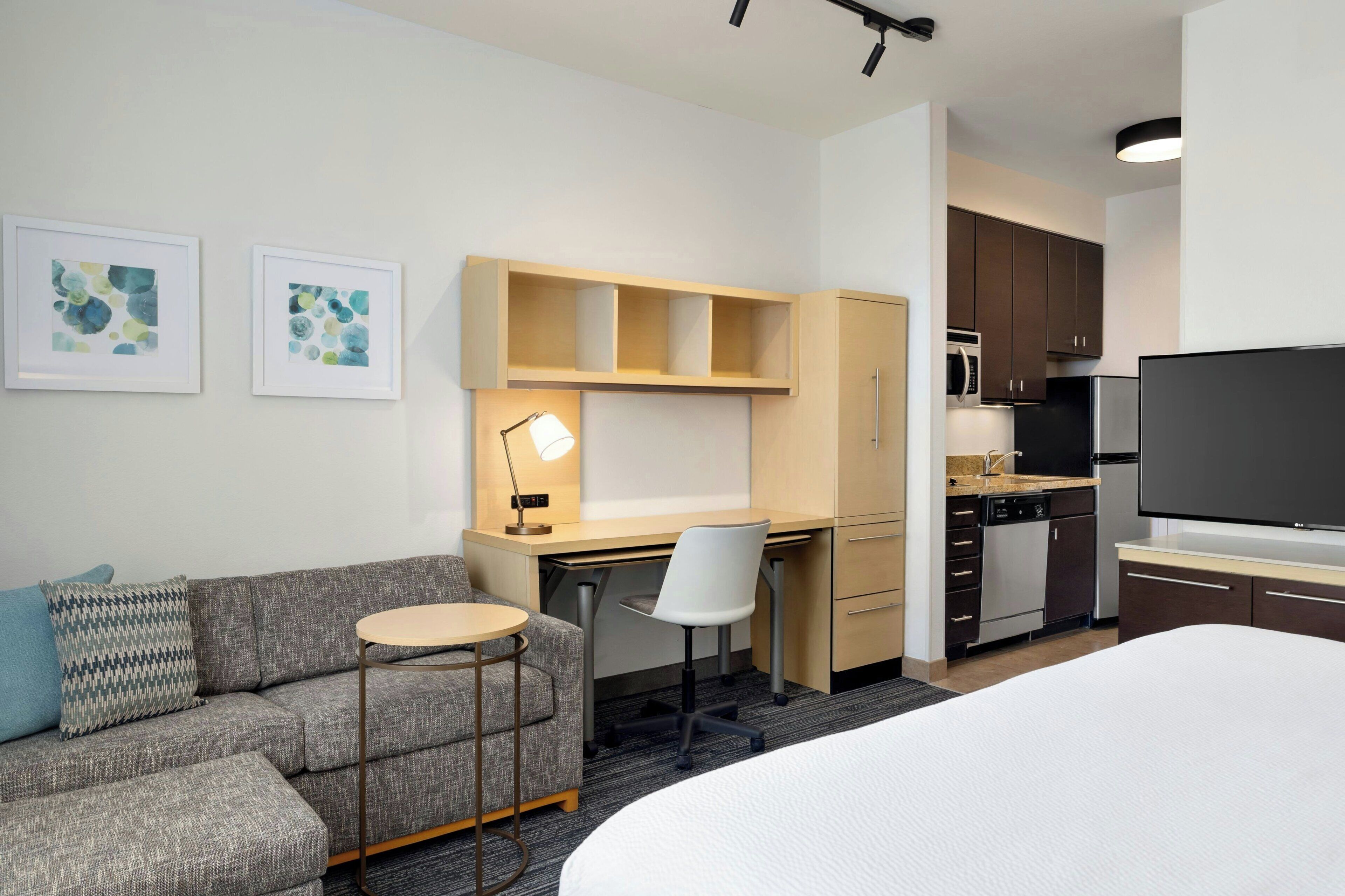 Studio, 1 King Bed | Blackout drapes, iron/ironing board, free WiFi, bed sheets