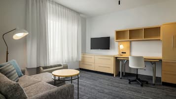 Suite, 1 slaapkamer | Woonruimte | Een 42-inch smart-tv met kabelzenders, een televisie en Netflix