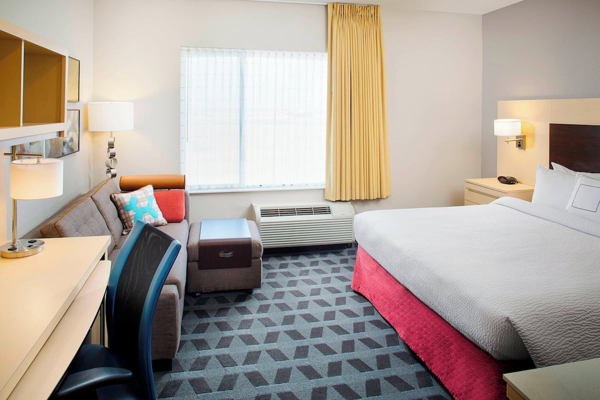Studio, 1 King Bed | Blackout drapes, iron/ironing board, free WiFi, bed sheets