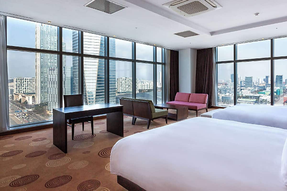 Suite, 2 queensize bedden, niet-roken, bubbelbad (Living Room;Presidential) | Luxe beddengoed, een minibar met enkele gratis items