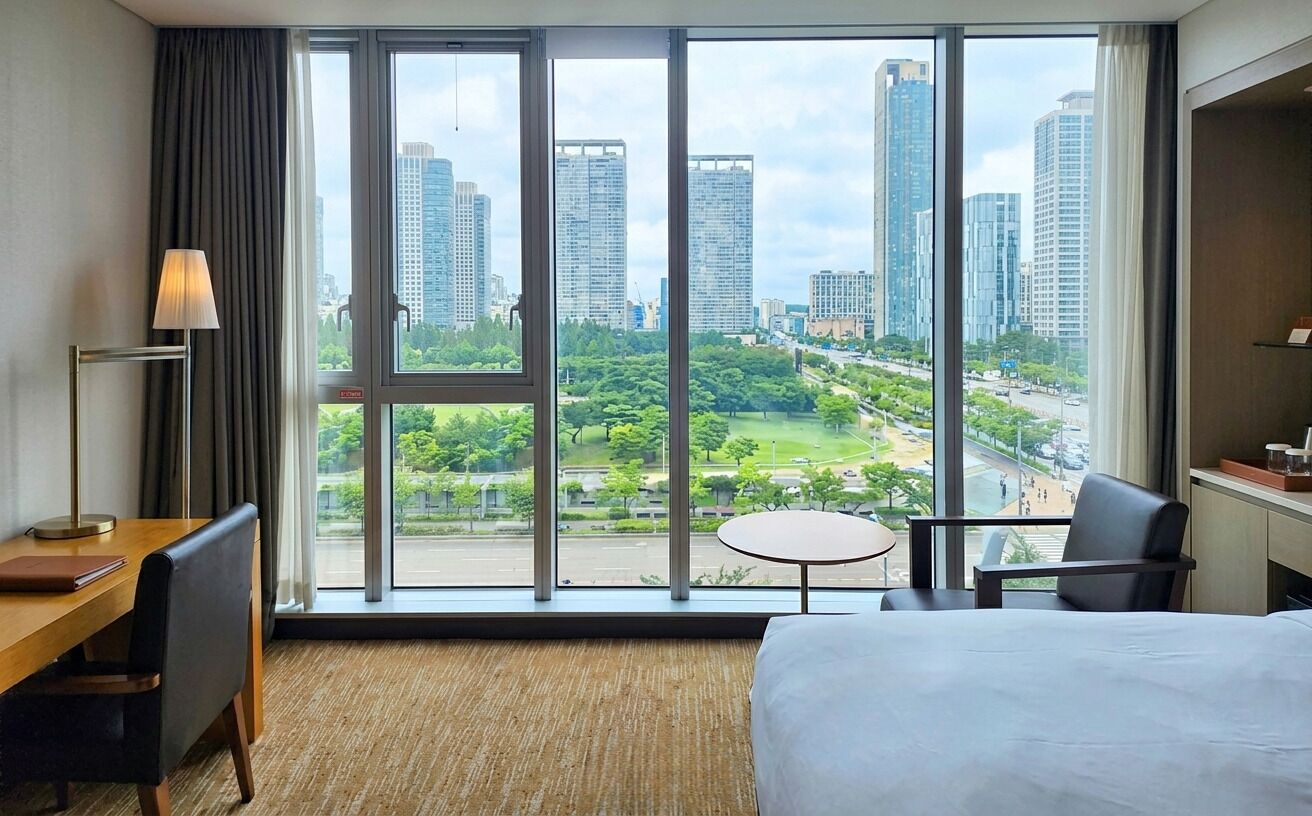 Deluxe Room, 1 Queen Bed, Non Smoking, Park View | Premium bedding, minibar (some free items), in-room safe, desk