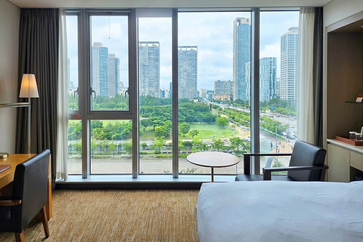 Deluxe Room, 1 Queen Bed, Non Smoking, Park View | Premium bedding, free minibar items, in-room safe, desk