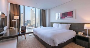 Sengetøy av topp kvalitet, minibarvarer (inkludert) og safe på rommet