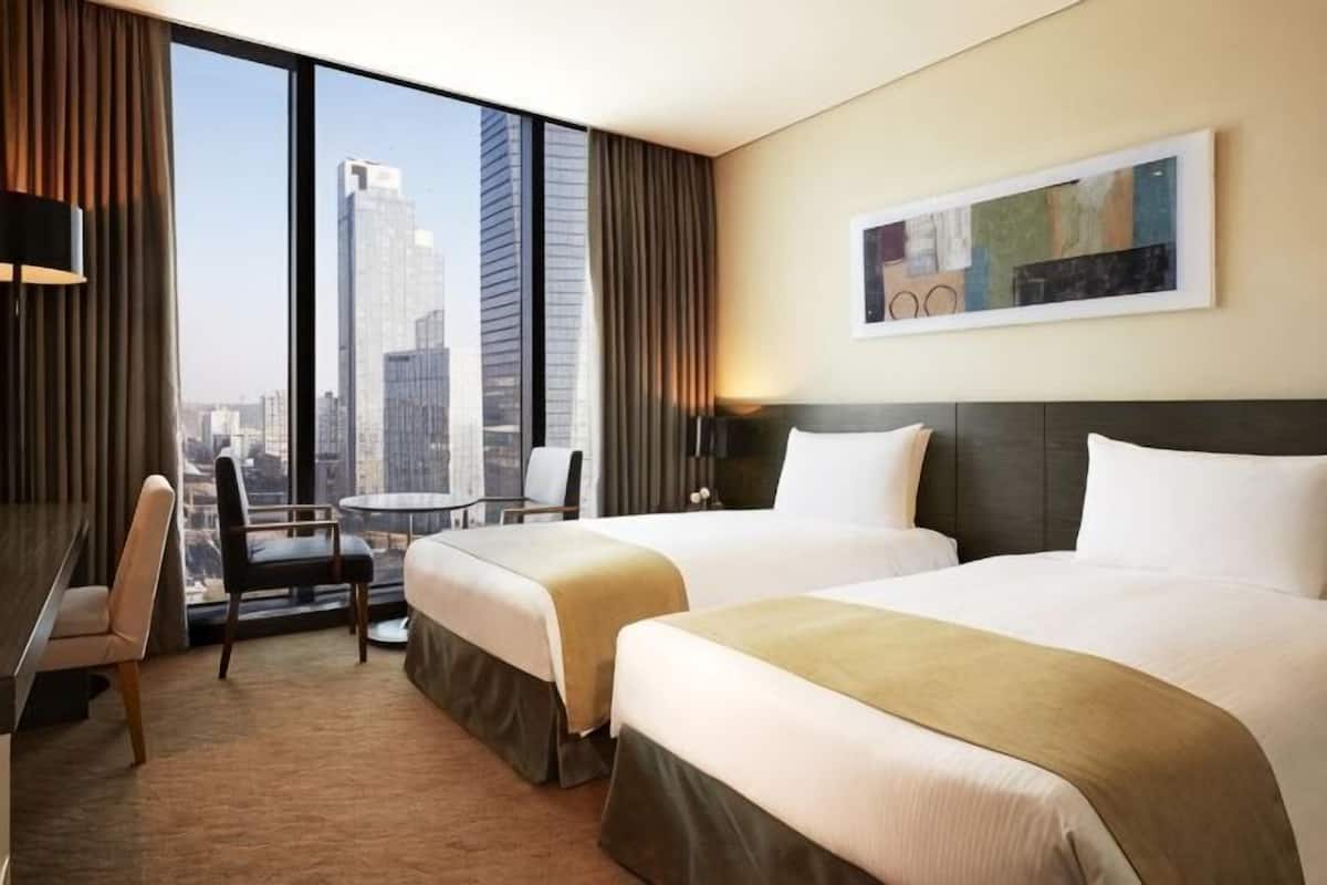Premium bedding, free minibar items, in-room safe, desk