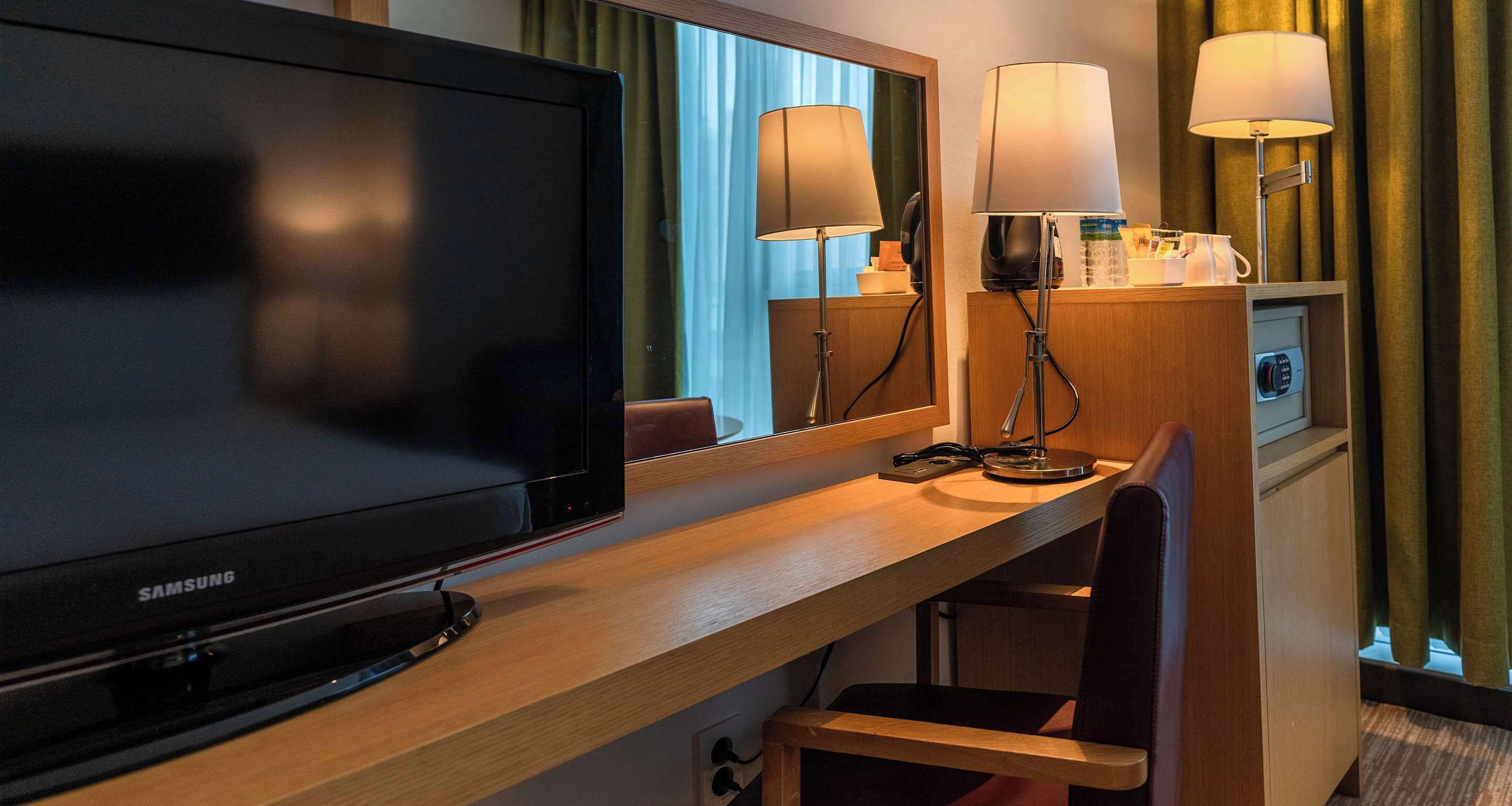 standard room, 1 queen bed, accessible, non smoking | premium bedding, free minibar items, in-room safe, desk