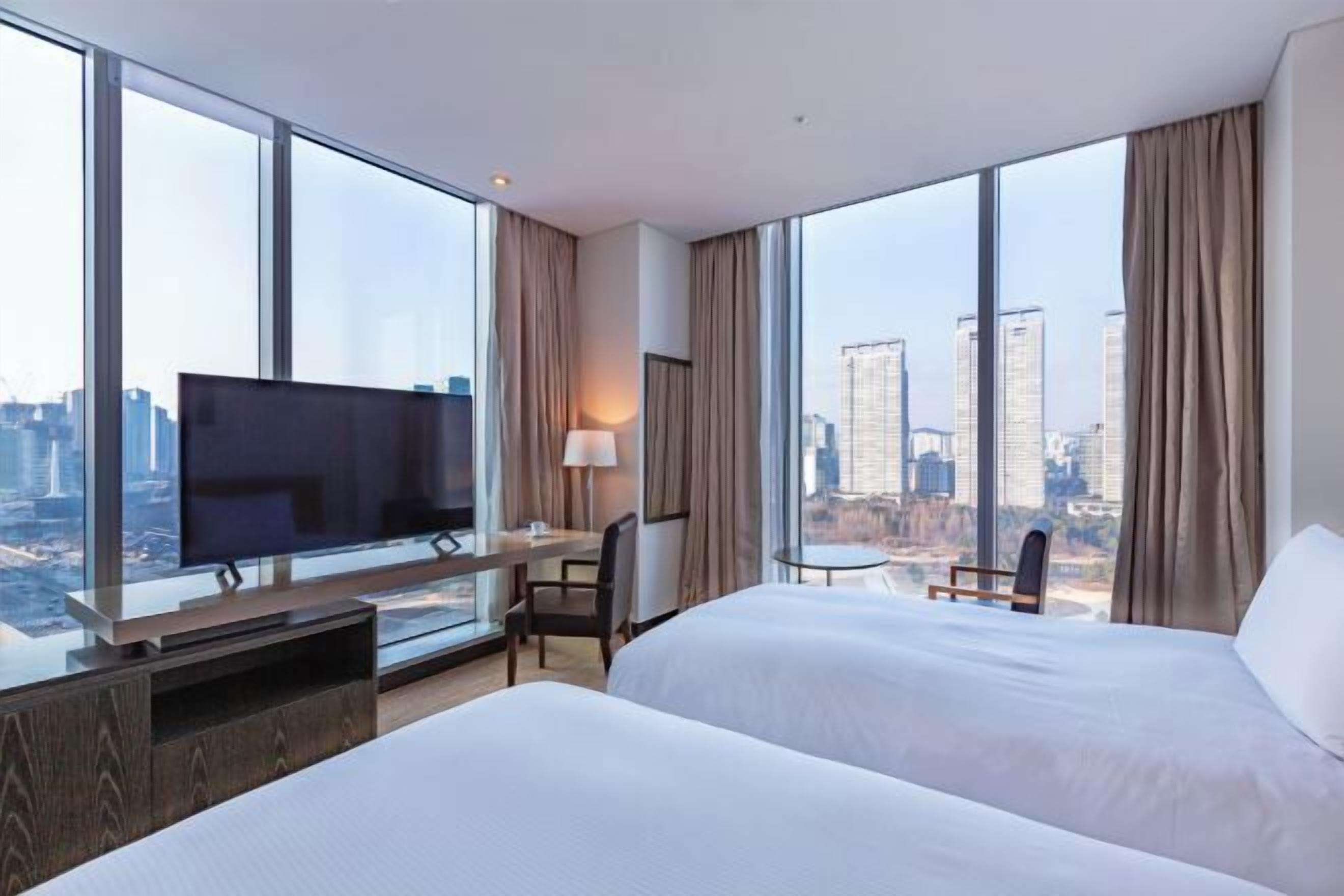 高級寝具、ミニバーのアイテム (無料)、セーフティボ  ックス (室内)、デスク