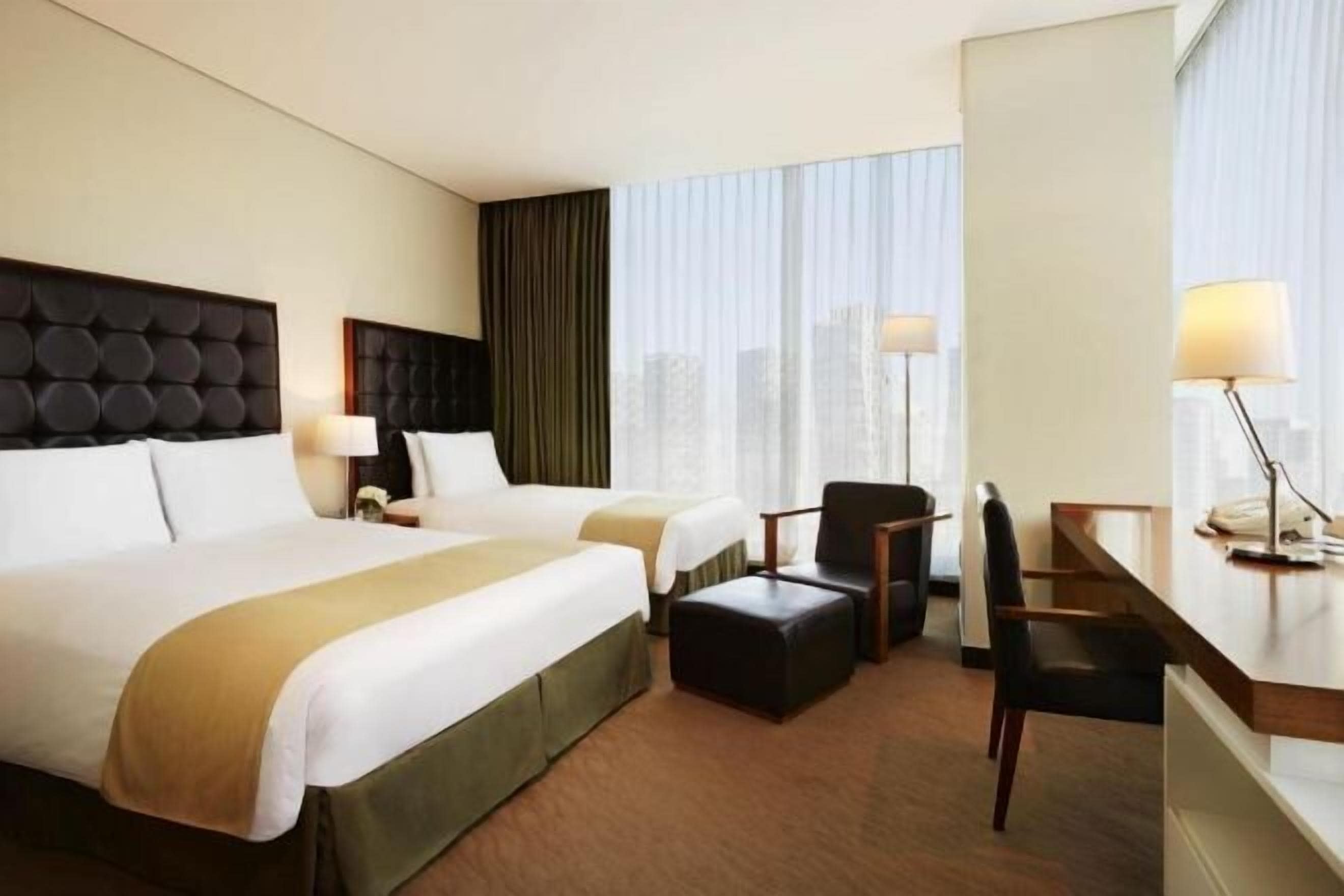 高級寝具、ミニバーのアイテム (無料)、セーフティボックス (室内)、デスク