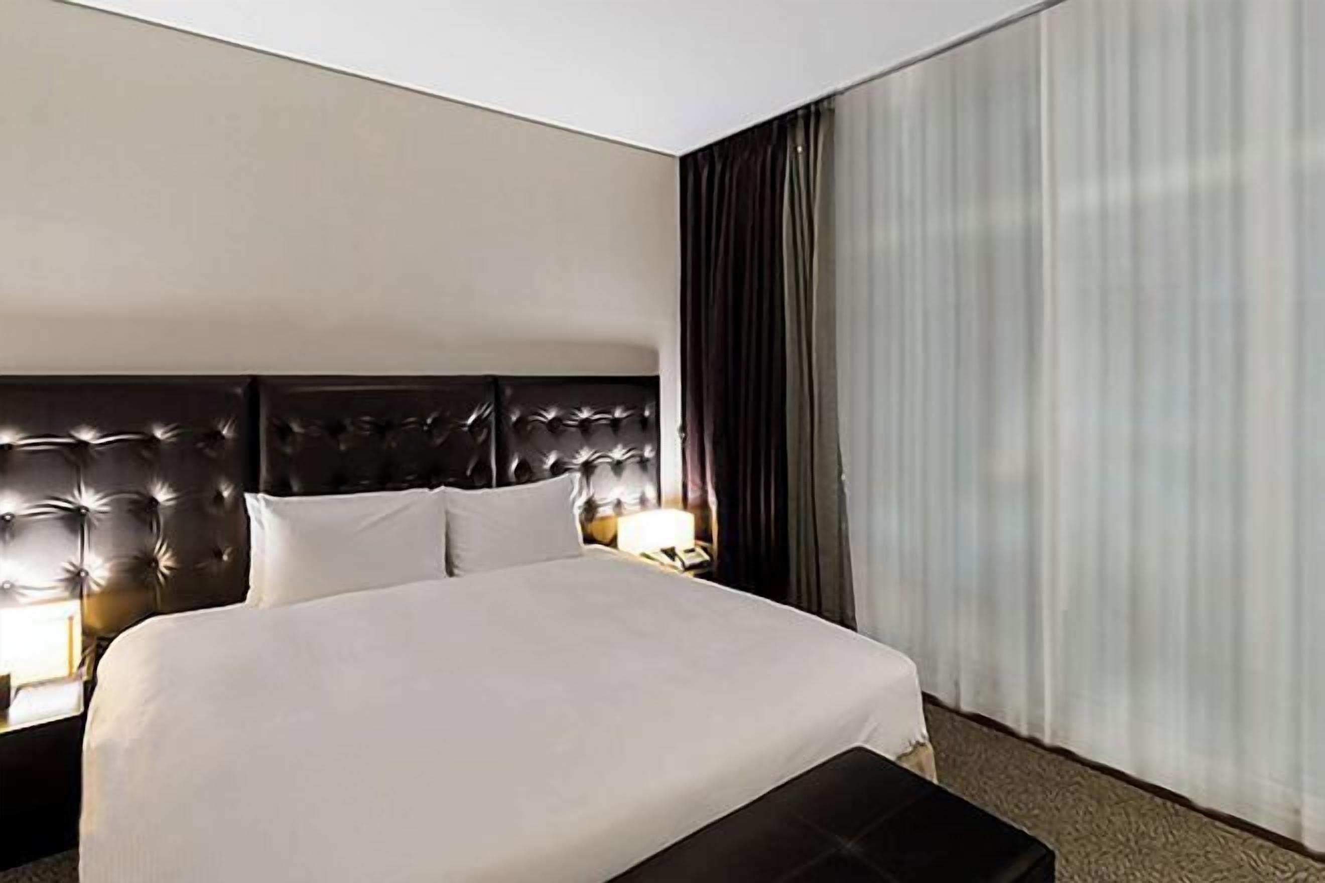 高級寝具、ミニ  バーのアイテム (無料)、セーフティボックス (室内)、デスク