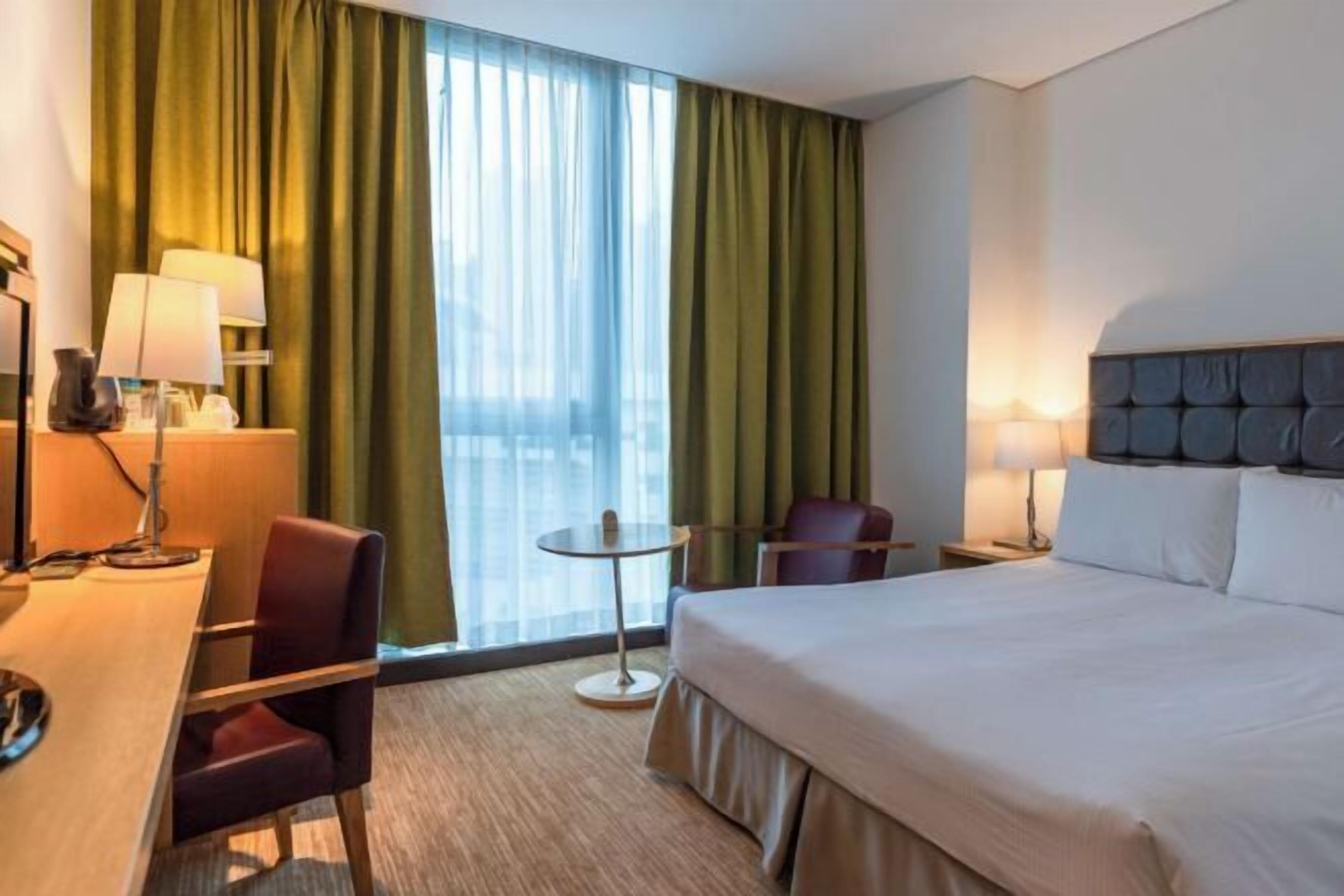 高級寝具、ミニバーのアイテム (無料)、セーフティボックス (室内)、デスク