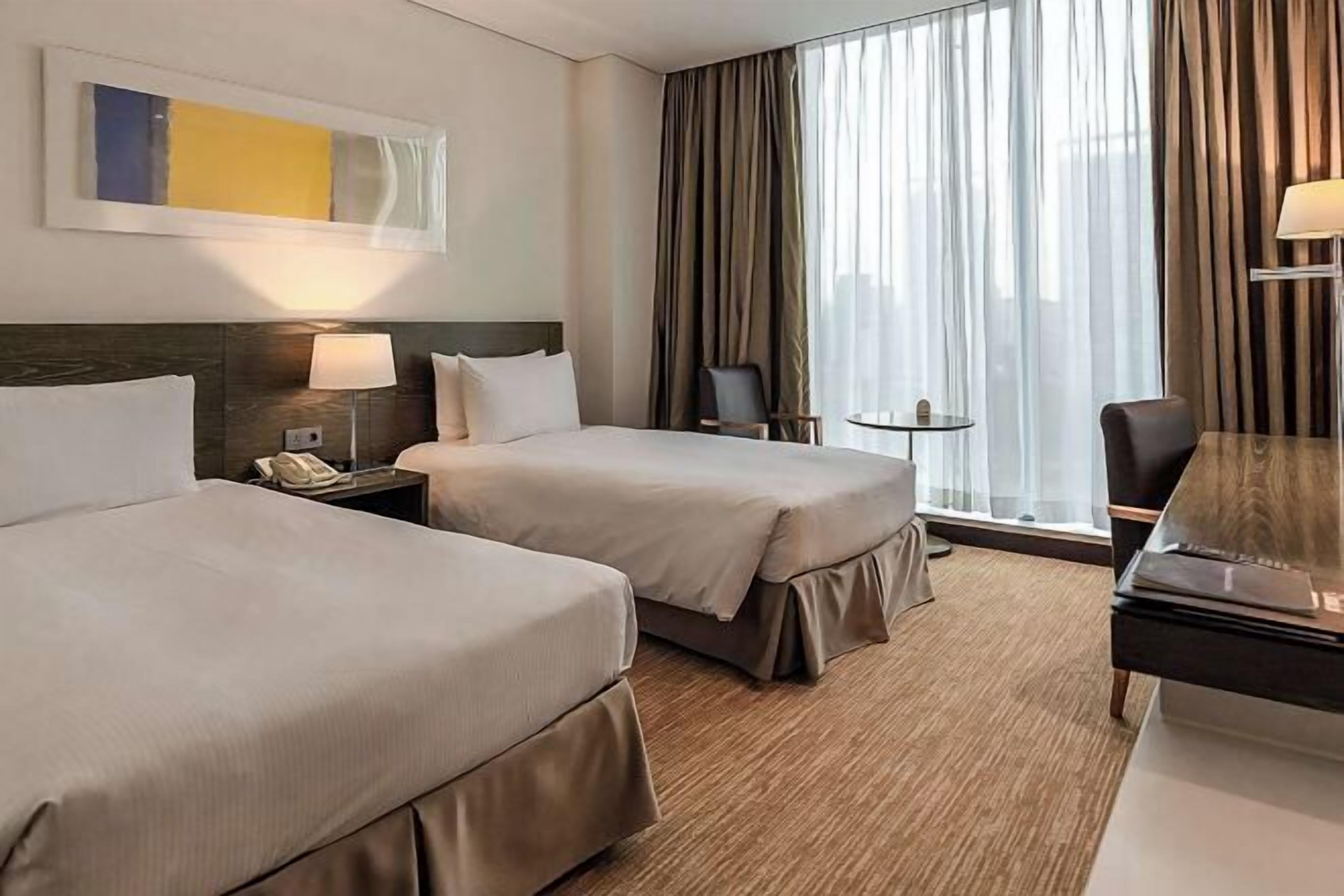 高級寝具、ミニバーのアイテム (無料)、セーフティボックス (室内)、デスク