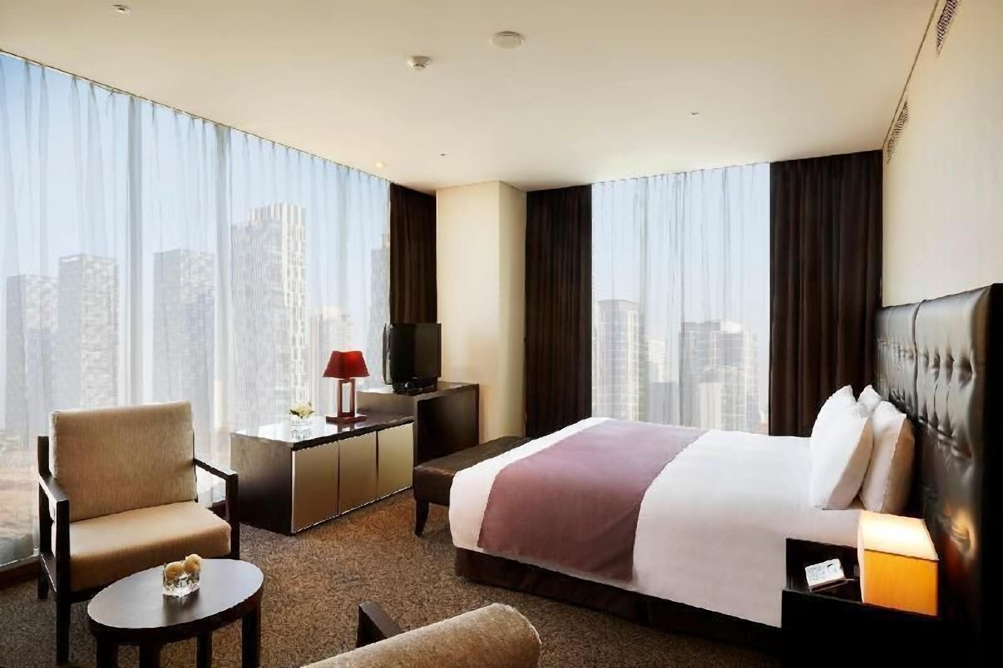 Premium bedding, free minibar items, in-room safe, desk