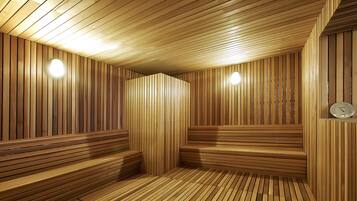 Un sauna avec des bancs en bois et des parois à lattes.