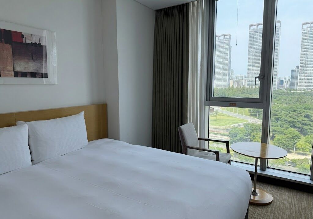 Standard Room, 1 King Bed, Non Smoking, Park View (Hollywood room) | Premium bedding, minibar (some free items), in-room safe, desk