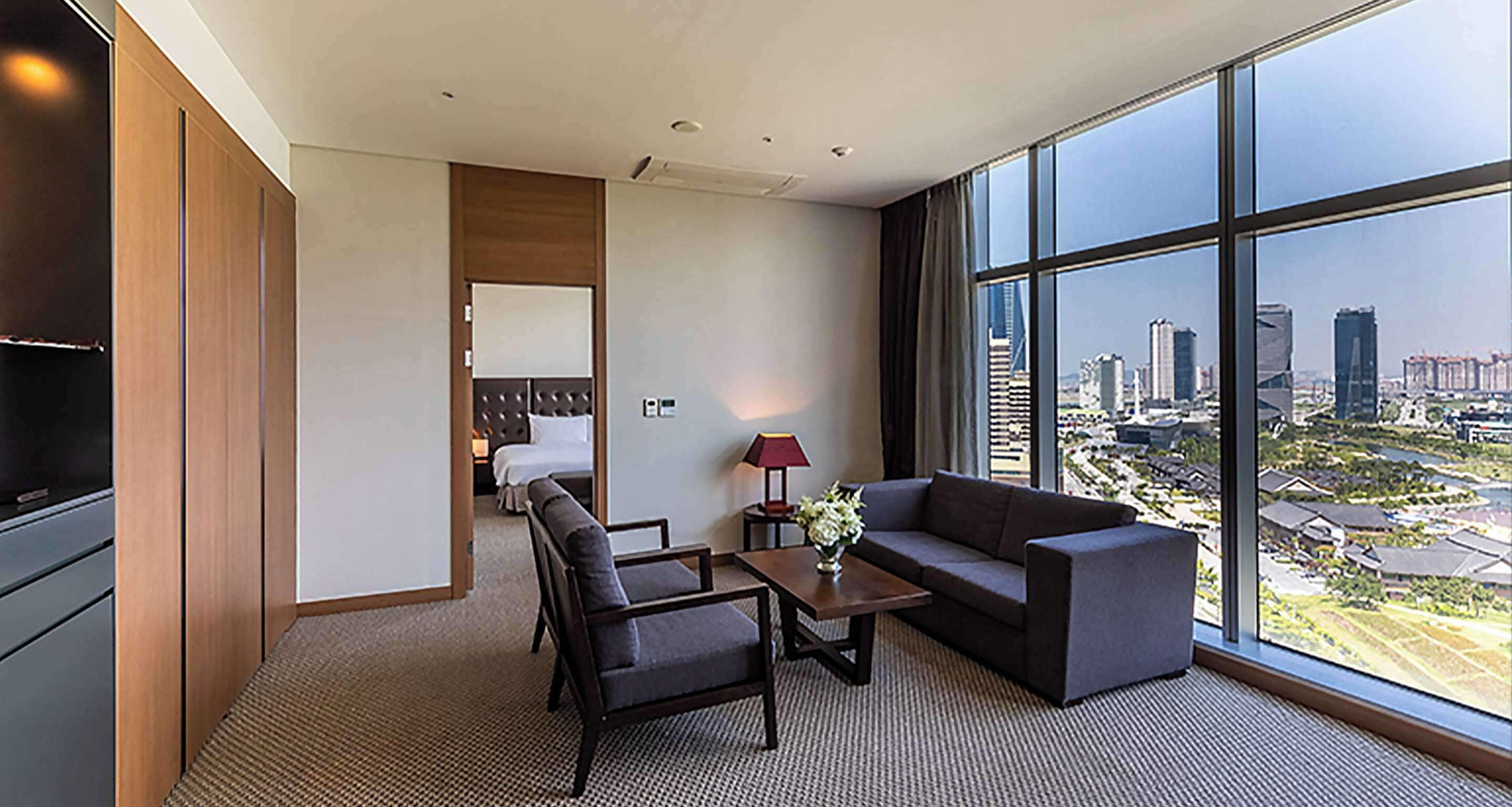 premium bedding, free minibar items, in-room safe, desk