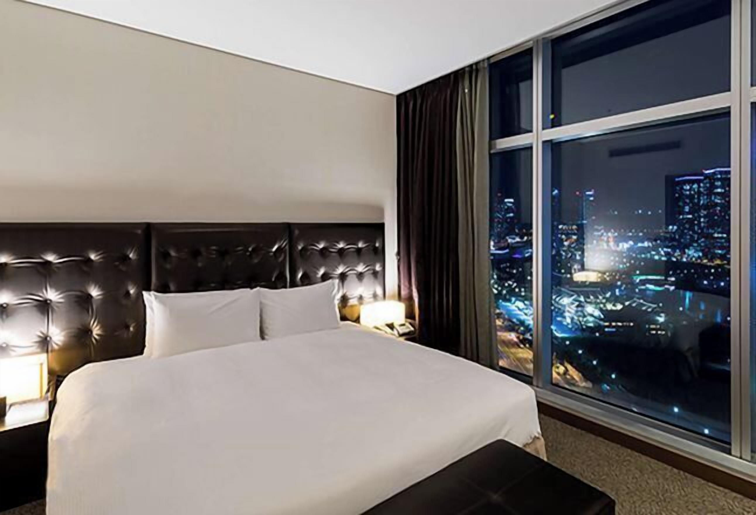 高級寝具、ミニバーのアイテム (無料)、セーフティボックス (室内)、デスク