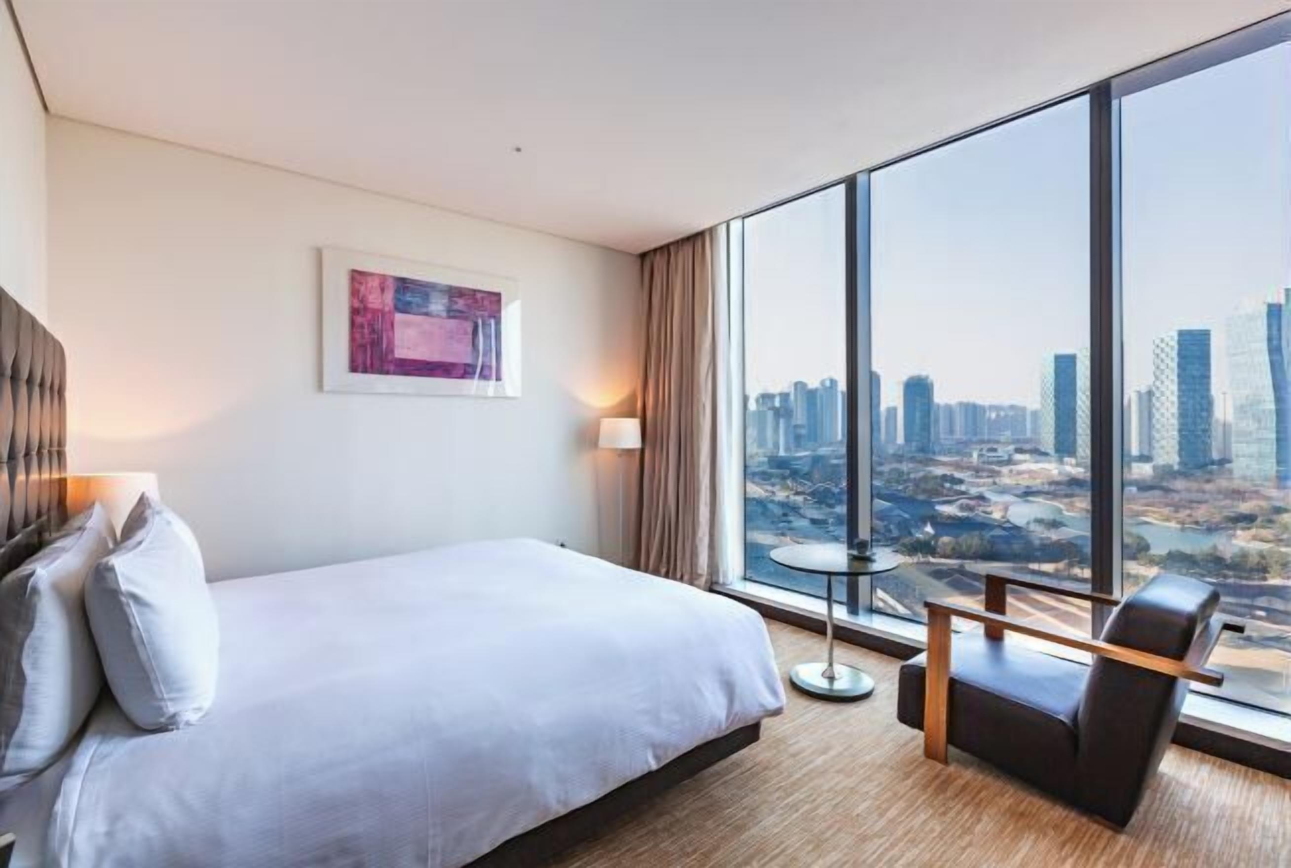 高級寝具、ミニバーのアイテム (無料)、セーフティボックス (室内)、デスク