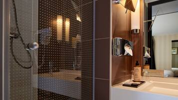 Classic Room, 1 Queen Bed | Bathroom | Shower, free toiletries, hair dryer, towels