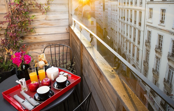 Classic Room, 1 Queen Bed, Balcony | Premium bedding, in-room safe, desk, blackout drapes - Hotel Les Théâtres (Paris)