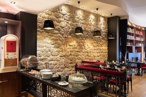Tägliches Frühstücksbuffet gegen Gebühr