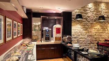 Petit déjeuner buffet (20 EUR par personne)