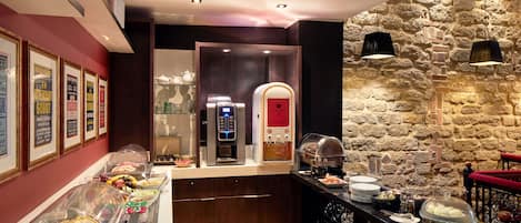 Colazione a buffet, servita tutte le mattine (20 EUR a persona)