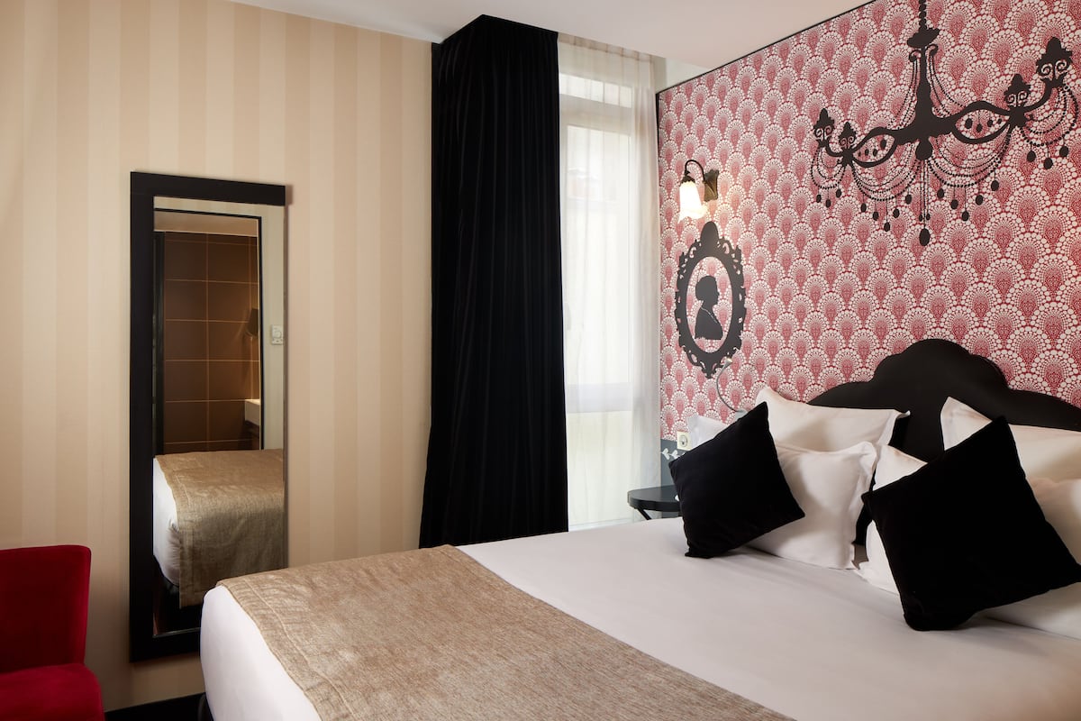 Premium bedding, in-room safe, desk, blackout curtains