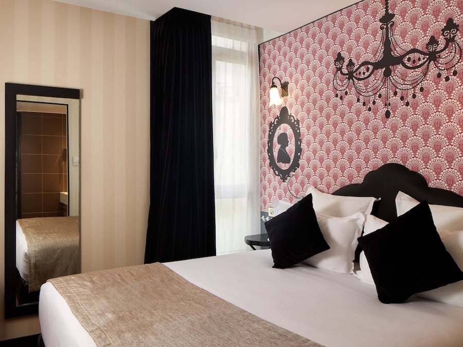 Habitación clásica, 1 cama Queen size | Ropa de cama de alta calidad y caja de seguridad en la habitación
