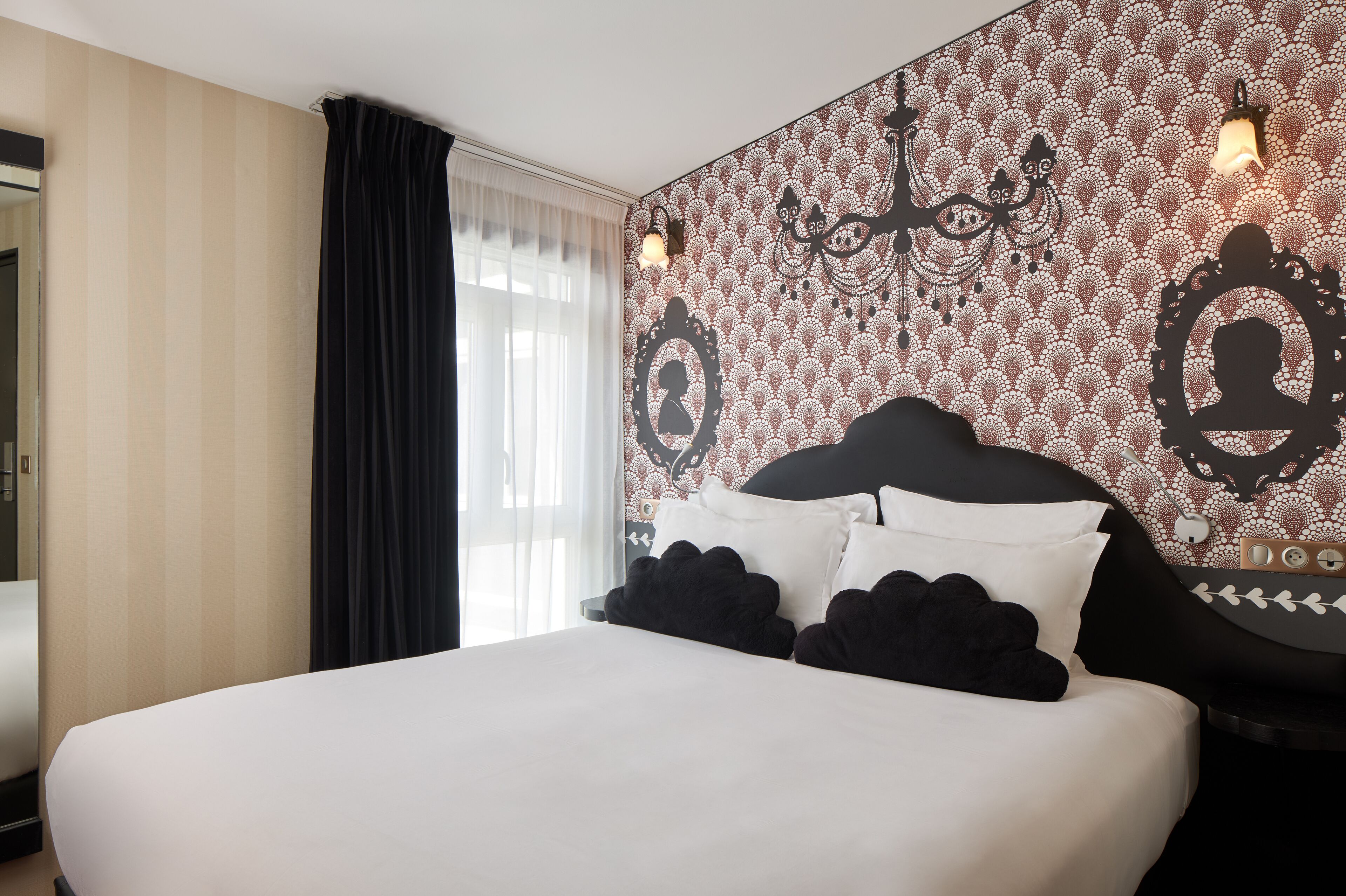 ห้องคลาสสิก, เตียงควีนไซส์ 1 เตียง | เครื่องนอนระดับพรีเมียม, ตู้นิรภัยในห้องพัก, โต๊ะทำงาน, ผ้าม่านกันแสง