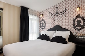 Classic Room, 1 Queen Bed | Premium bedding, in-room safe, desk, blackout drapes - Hotel Les Théâtres (Paris)