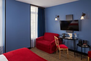 Quarto superior, 1 cama Queen | Área de estar | TV LCD
