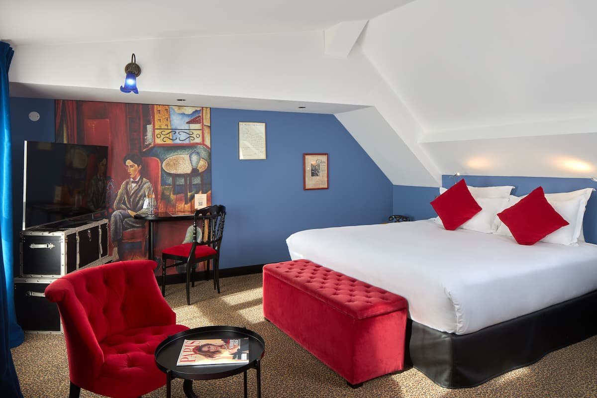 Premium bedding, in-room safe, desk, blackout curtains
