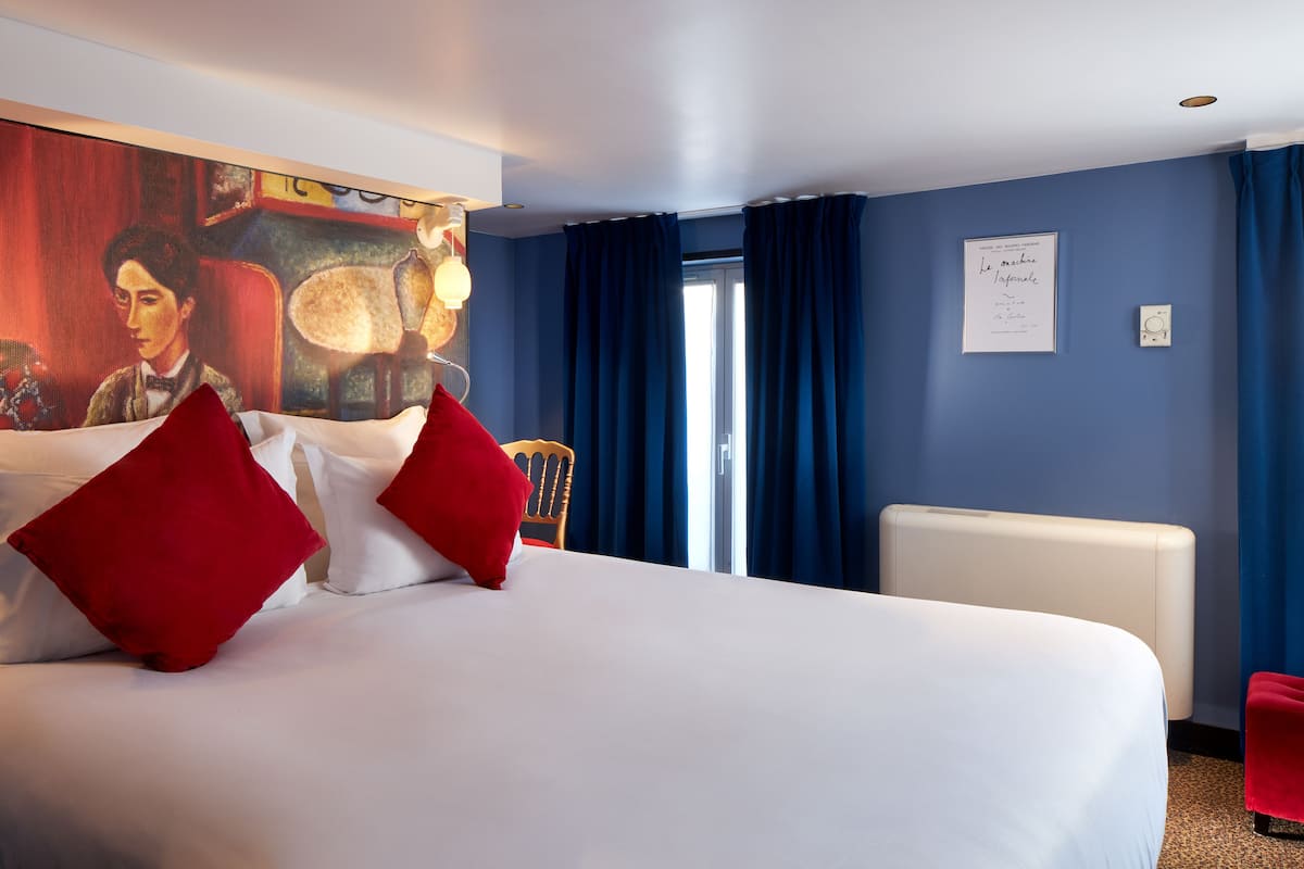 Premium bedding, in-room safe, desk, blackout curtains