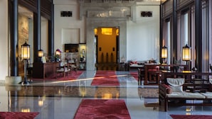 A spacious lobby with a high ceiling, traditional wooden beams, and hanging lanterns. - Banyan Tree Hangzhou (Hangzhou)