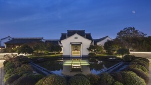 A traditional Japanese building with a central courtyard and a reflective water feature. - Banyan Tree Hangzhou (Hangzhou)