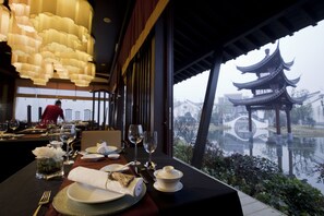 3 restaurants; ze serveren er ontbijt, lunch, diner en brunch 