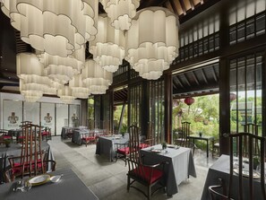 3 restaurants; breakfast, lunch, dinner and brunch served