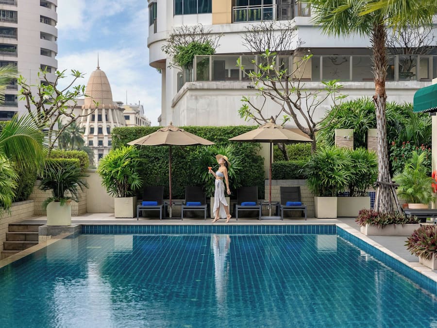 2 piscinas externas, funciona das 6h30 às 22h, guarda-sóis